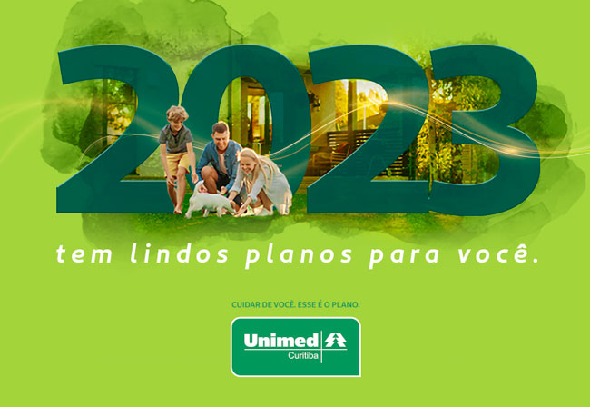 Numeros grandes que formam o ano de 2023 com uma família feliz reunida em frente ao número, tudo sobre um fundo verde