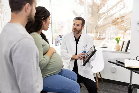 Consulta médico gestante acompanhante maternidade pré-natal