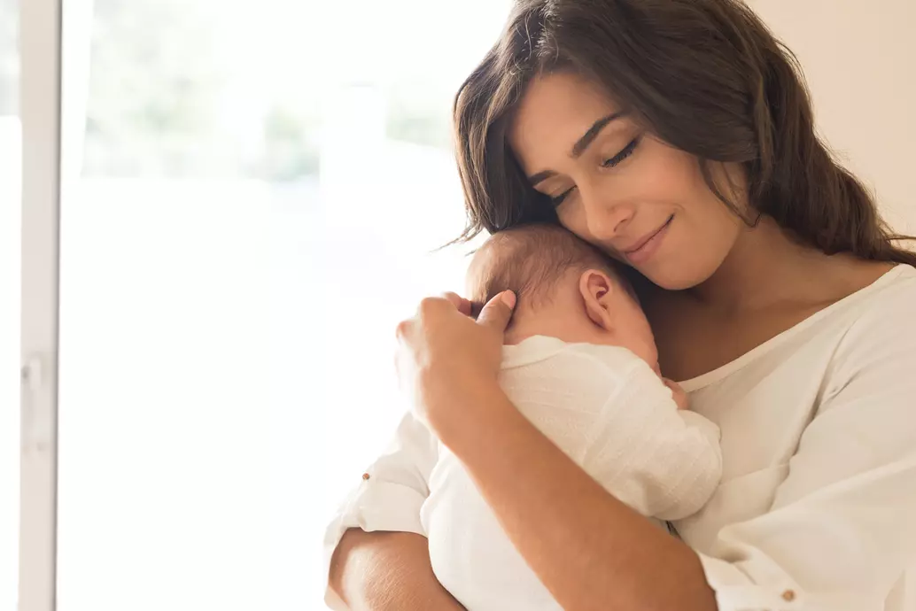 mãe-feliz-com-bebe-no-colo