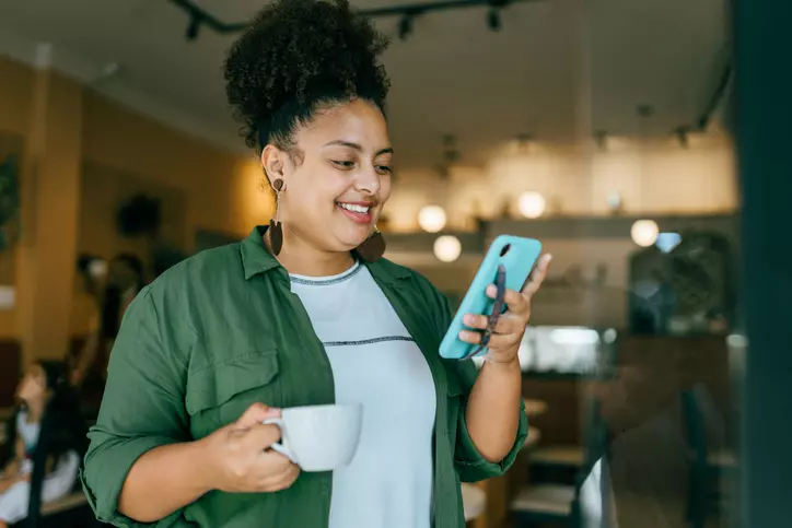 mulher feliz mexendo no celular