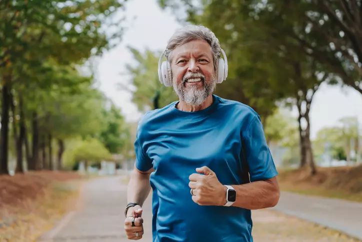 homem em corrida matinal com fone de ouvido