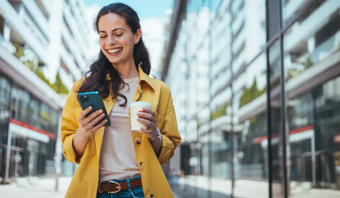 pessoa telefone celular feliz ligação contato